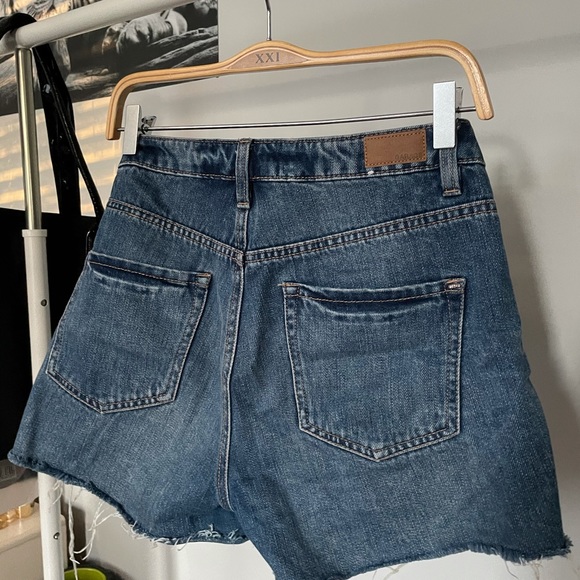Cute jean short shorts from Garage! Size 5 - Picture 3 of 3